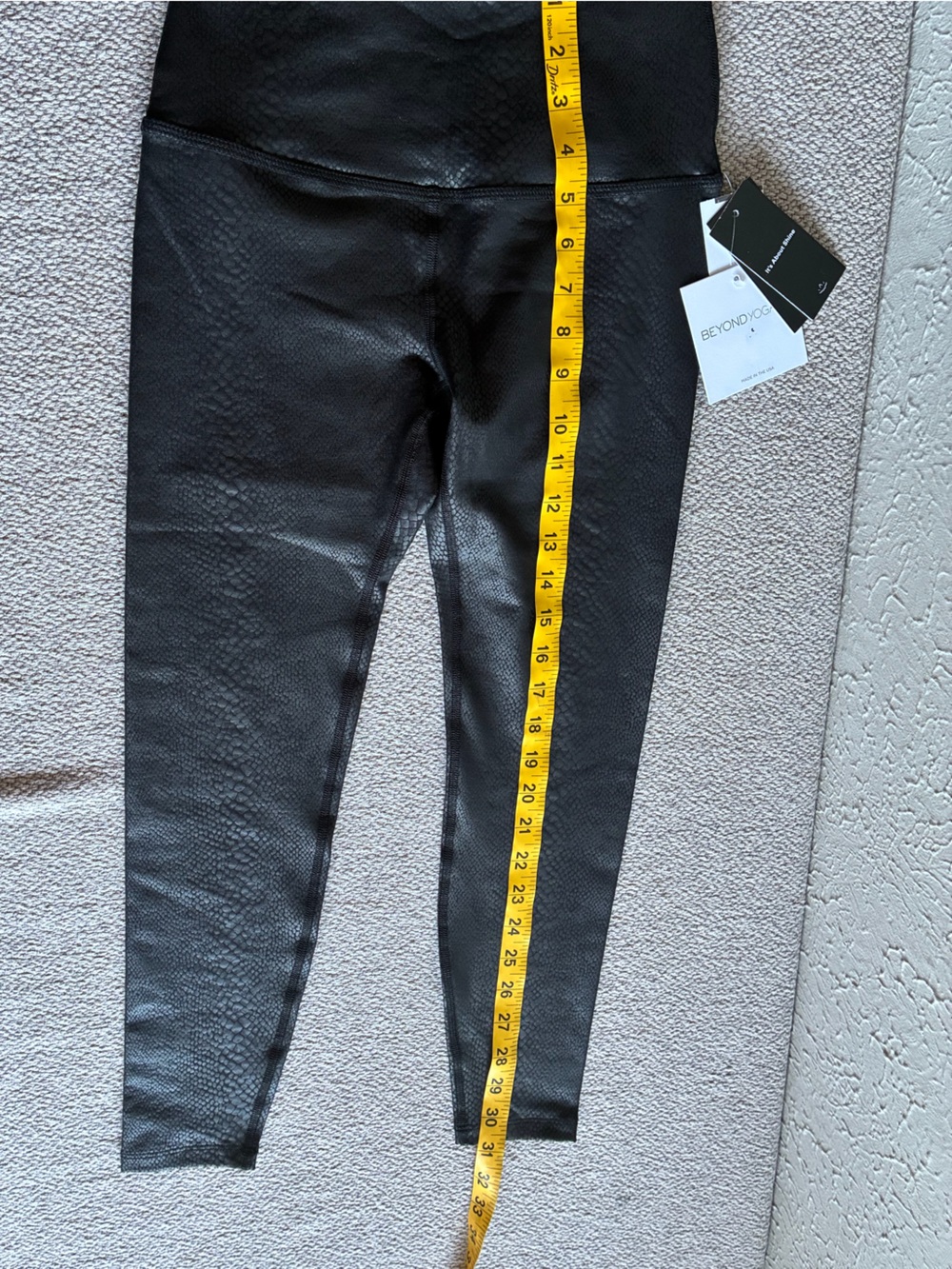 Beyond Yoga Black Snake Print High
Rise 7/8 Active Leggings XS NWT. - Picture 4 of 11
